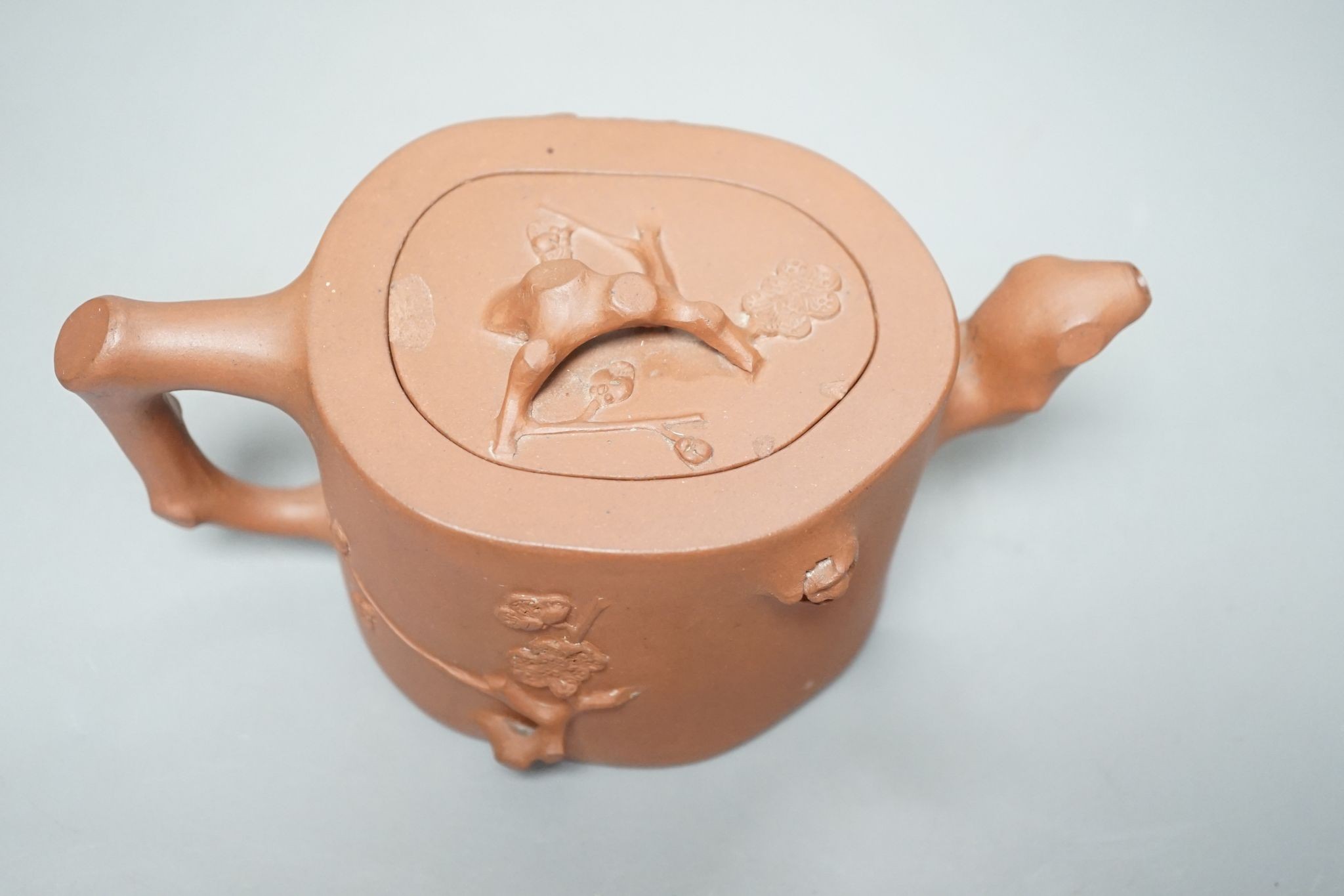 Two Chinese Yixing teapots 10cm